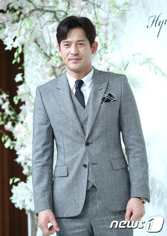 Đám cưới hội tụ toàn sao khủng: Lee Kwang Soo bỗng điển trai, Phạm Băng Băng Hàn Quốc bị mỹ nhân vô danh đè bẹp